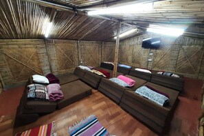 Dormitorio compartido básico | Wifi gratis y ropa de cama 