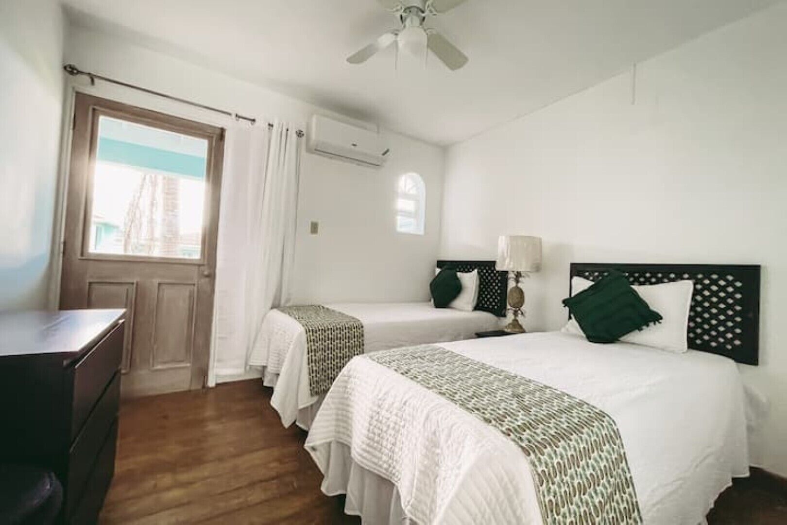 2 多间卧室、办公桌、熨斗/熨衣板、旅行婴儿床