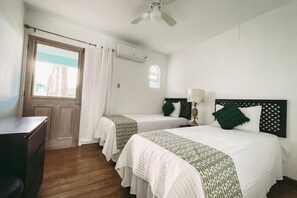 2 室のベッドルーム、デスク、アイロン / アイロン台、旅行用ベビーベッド