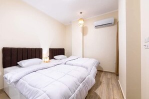 1 chambre, fer et planche à repasser