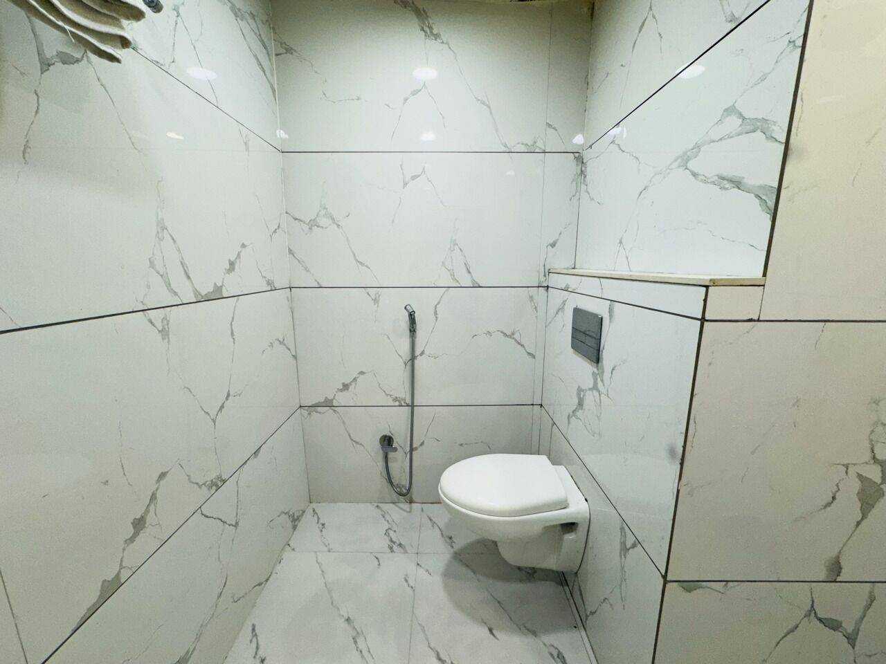Shower, rainfall showerhead, free toiletries, slippers