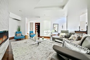 Téléviseur, foyer, chaîne audio, bureau