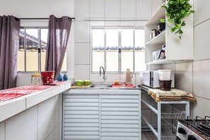 Private kitchen - Casa de 2 Quartos a 2k da Praia Tupi x Ocian (Quietude Praia Grande)