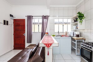 Private kitchen - Casa de 2 Quartos a 2k da Praia Tupi x Ocian (Quietude Praia Grande)