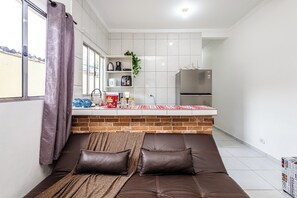 Living area - Casa de 2 Quartos a 2k da Praia Tupi x Ocian (Quietude Praia Grande)