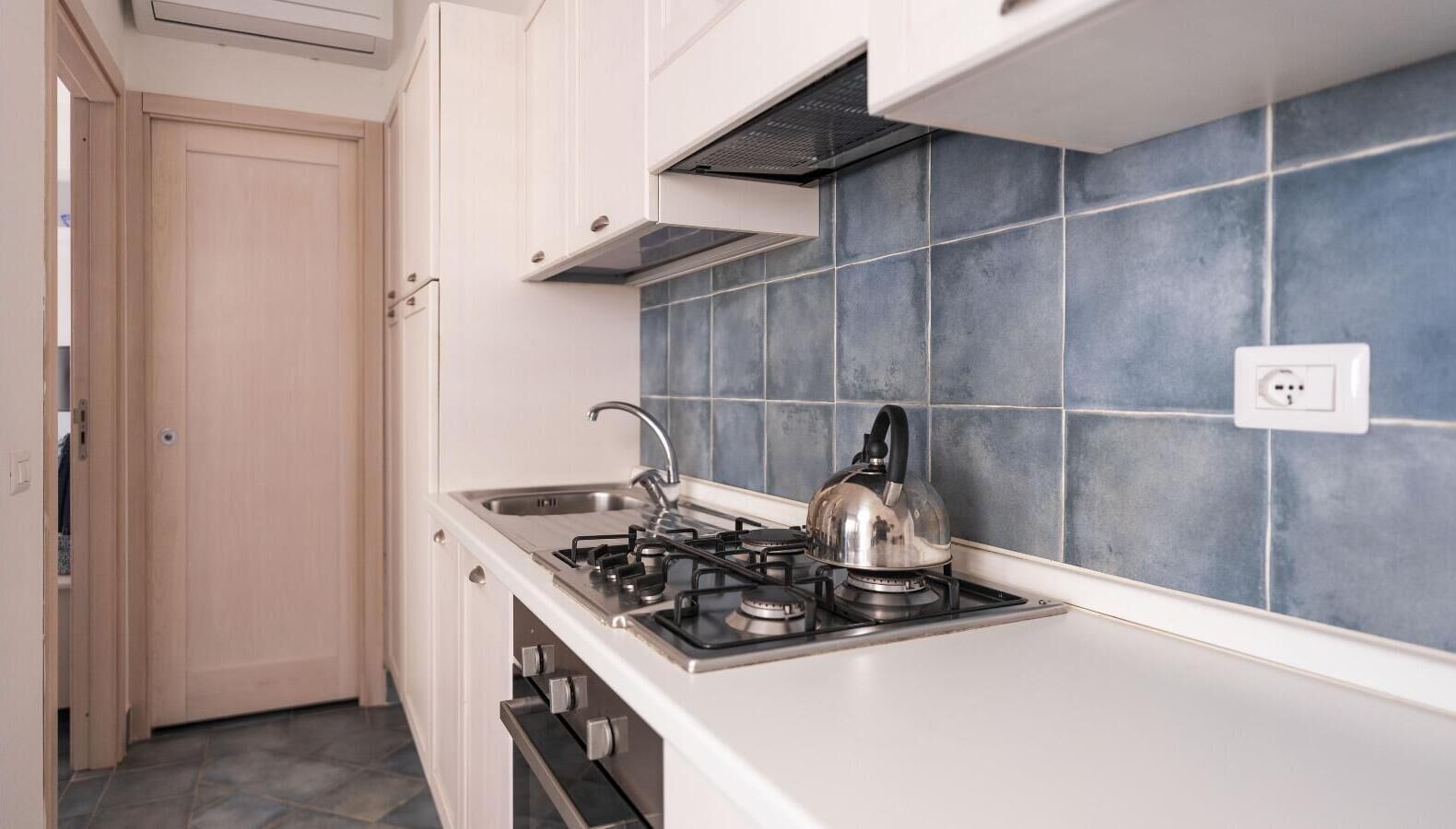 Forno, seggiolone, pentole/stoviglie/utensili