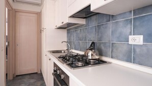 Horno, trona infantil y utensilios de cocina