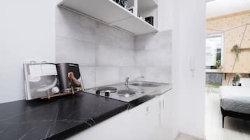 Departamento de diseñador | Cocina privada | Frigobar, microondas, parrilla de estufa y utensilios de cocina