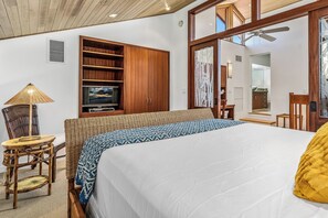 3 soverom, skrivebord, strykejern/-brett og reiseseng for barn