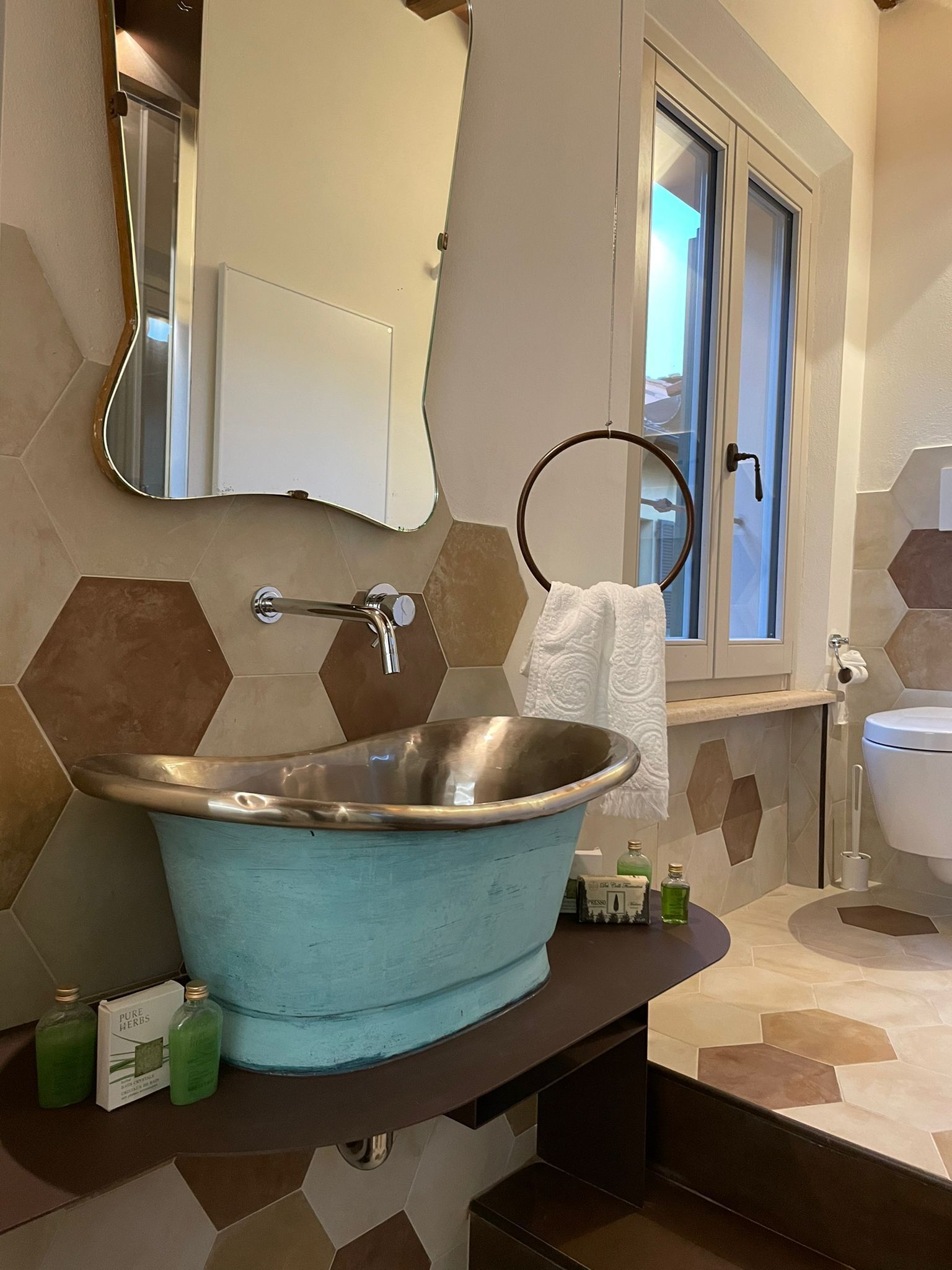 Camera Iole al secondo piano senza ascensore | Badezimmer | Dusche, kostenlose Toilettenartikel, Bidet, Handtücher