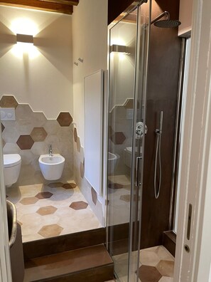 Camera Iole al secondo piano senza ascensore | Baño | Ducha, artículos de higiene personal gratuitos, bidé y toallas