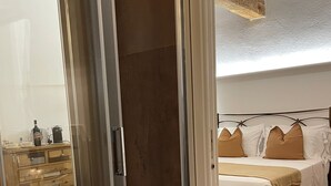 A bedroom with a bed, bedside tables, and a wardrobe. - MontepulcianoLettings (Montepulciano)