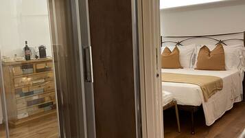 Camera Iole al secondo piano senza ascensore | 1 bedroom, Frette Italian sheets, premium bedding, soundproofing