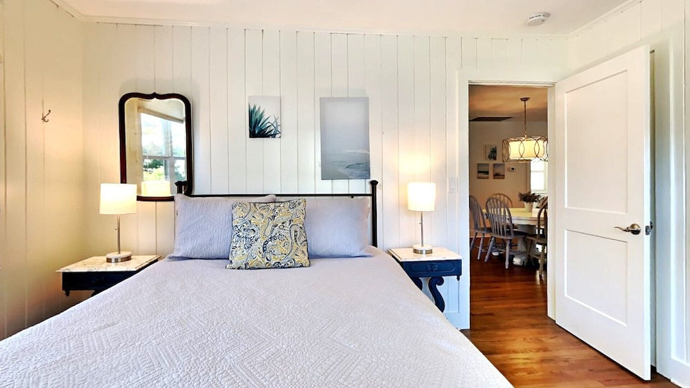 Sanctuary by the Sea, Newly Renovate Home, Pet Friendly, Easy Beach