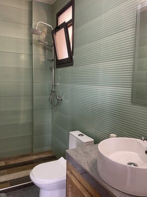 Asciugamani, sapone, shampoo, carta igienica