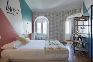 Premium tweepersoonskamer, gemeenschappelijke badkamer | Donsdekens, een bureau, gratis wifi, beddengoed