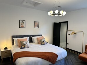 3 habitaciones, tabla de planchar con plancha, wifi y ropa de cama 