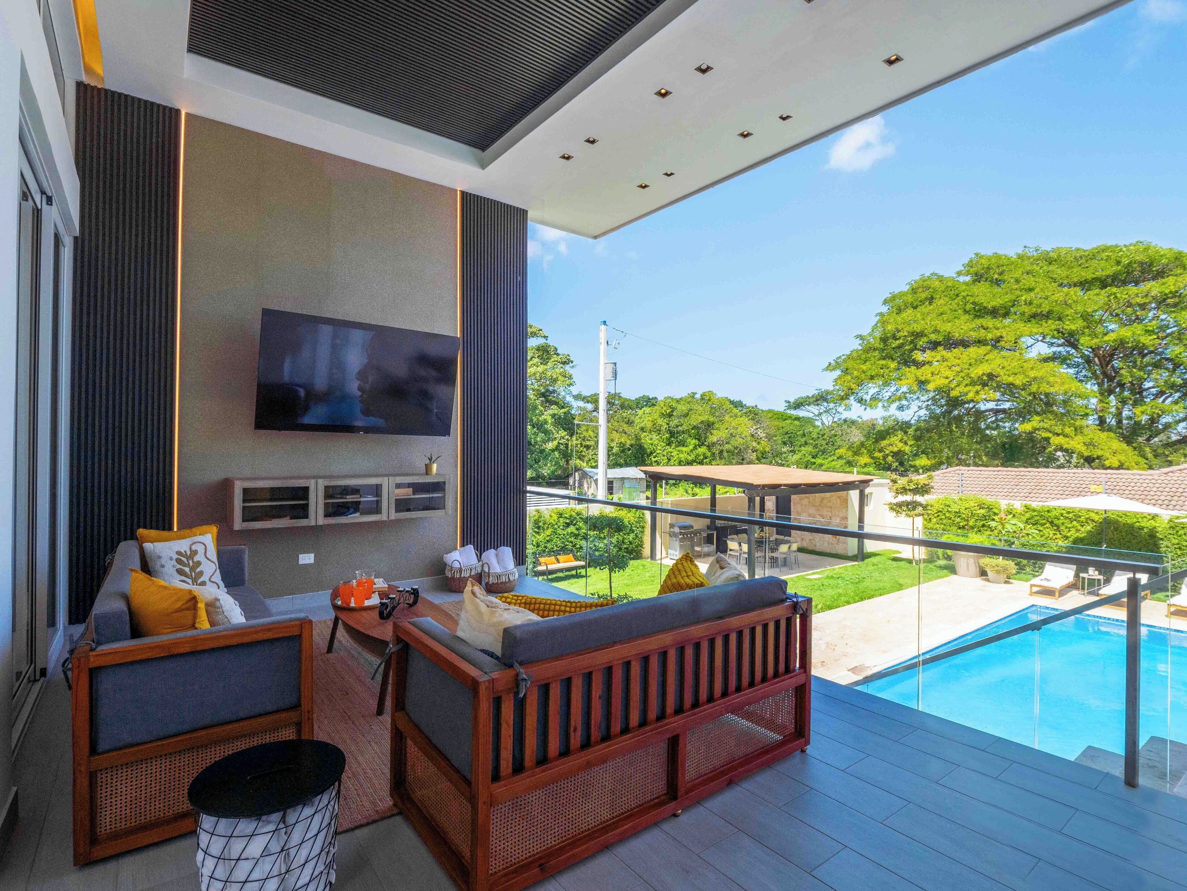 Una televisión, videojuegos, libros