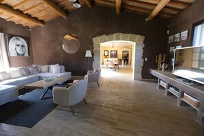 Fernseher, Tischfußball, Tischtennisplatte