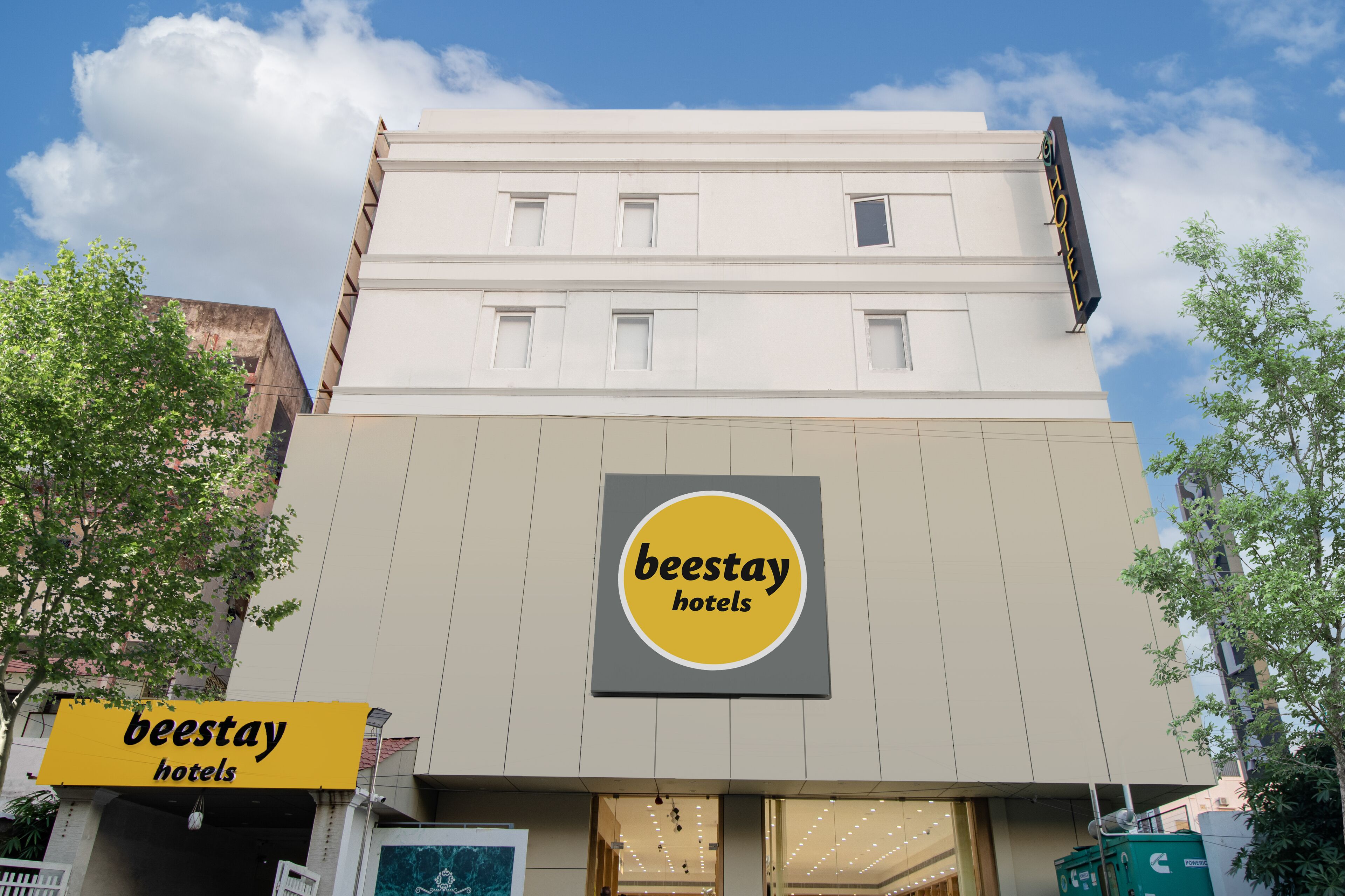 Um edifício de hotel com uma placa que diz 'beestay hotels'.