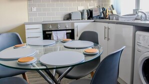 Apartment | Private kitchen | Fridge, microwave, oven, stovetop - Lovely 2-bed Apartment in Sutton Coldfield (Sutton Coldfield)