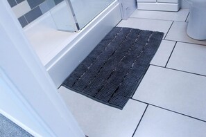 Apartment | Bathroom | Shower, hair dryer, towels