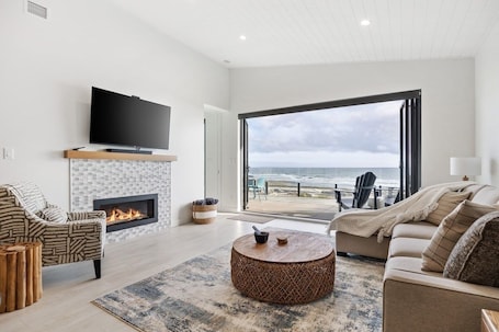 テレビ、暖炉. Beachfront Villa #15 at Saratoga Beach House