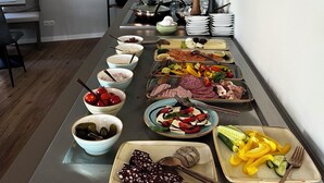 Montaje tipo bufé con diferentes alimentos y salsas.