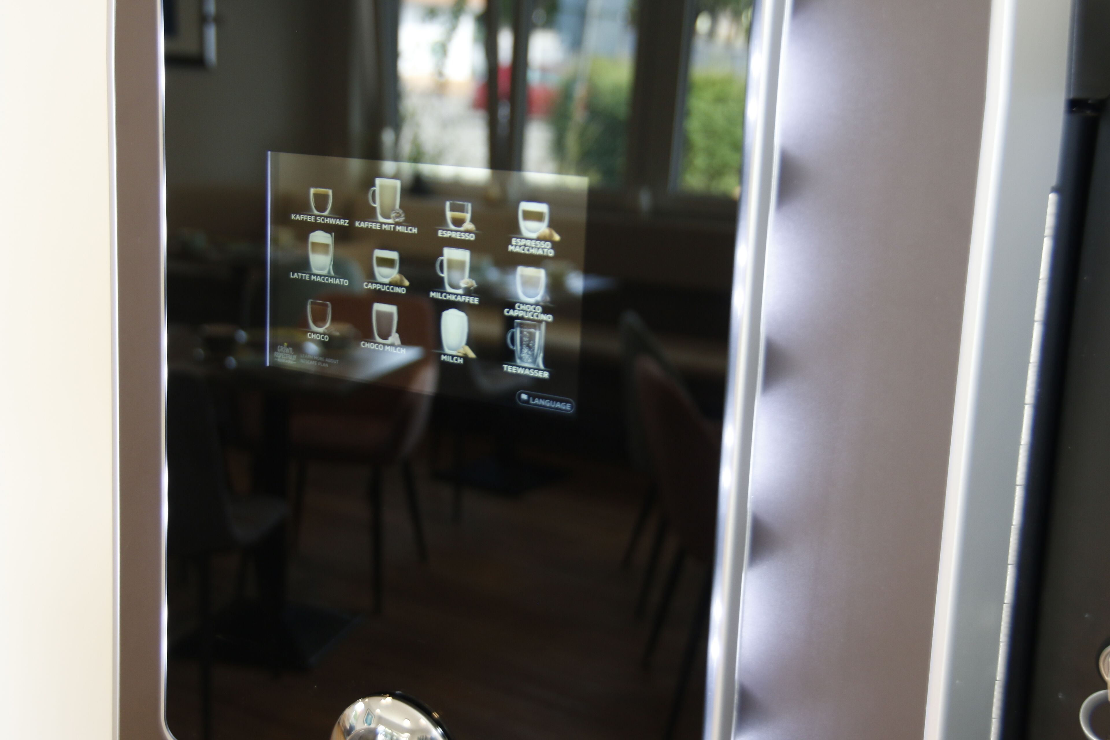 Eine Speisekarte mit verschiedenen Kaffeesorten und Tees in einem Restaurant.
