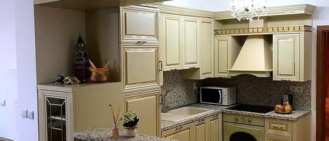 Refrigerador, microondas, horno y parrilla de estufa