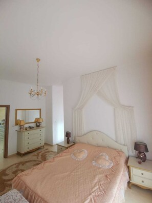 2 habitaciones, tabla de planchar con plancha, cuna de viaje y wifi 