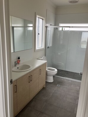 Dusche, Handtücher, Toilettenpapier