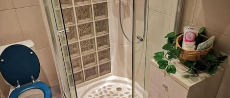 Handtücher, Seife, Toilettenpapier
