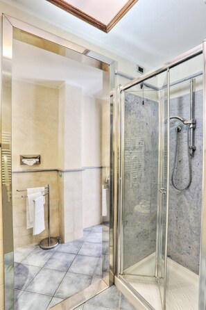 Een douche, een haardroger, een bidet, handdoeken