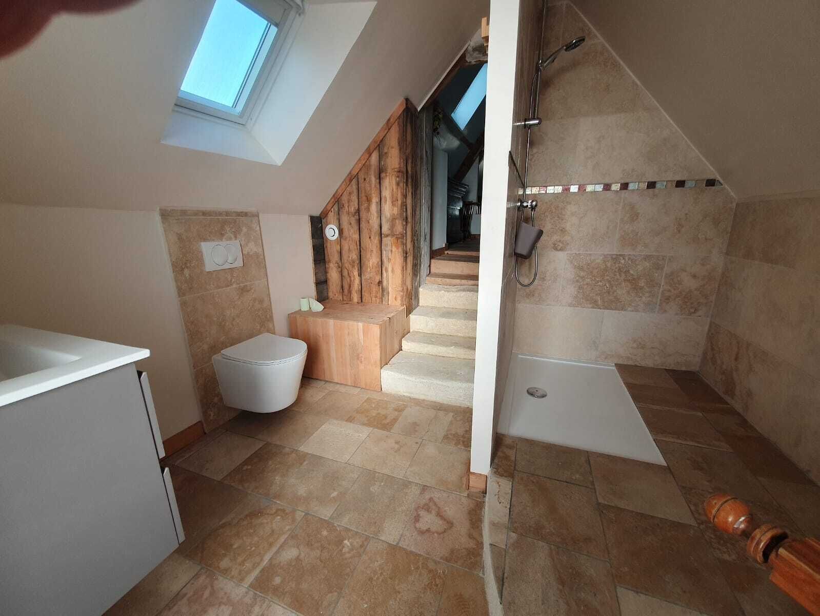 Een douche, een haardroger, handdoeken
