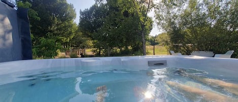 Outdoor spa tub
