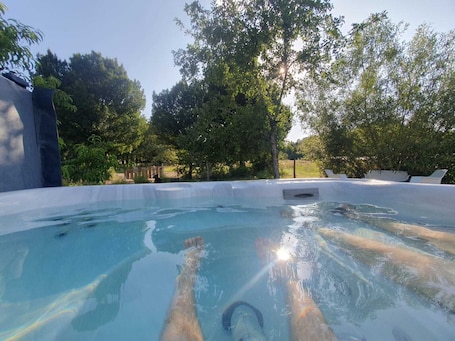 Outdoor spa tub. Maison a la Campagne Avec Jacuzzi