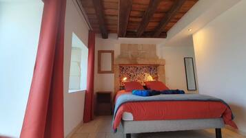 4 bedrooms, desk, iron/ironing board, free WiFi