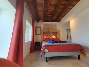 4 bedrooms, desk, iron/ironing board, free WiFi - Maison a la Campagne Avec Jacuzzi (RIVARENNES)