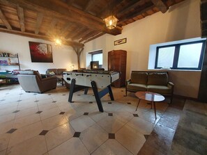Games room - Maison a la Campagne Avec Jacuzzi (RIVARENNES)