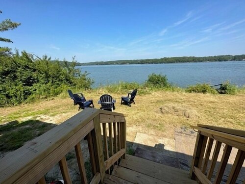 Peaceful Waterfront Cottage in Midcoast Maine Near Bowdoin College, Harpswell and other coastal t...