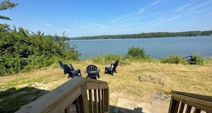 Peaceful Waterfront Cottage in Midcoast Maine Near Bowdoin College, Harpswell and other coastal t...
