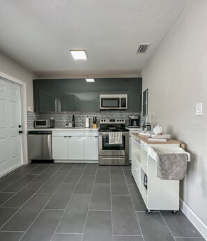 Fridge, microwave, oven, stovetop - Modern Vintage Home close to Brickell, Little Havana and Miracle Mile (Miami)