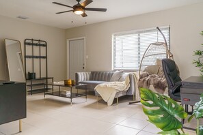 Smart TV - Modern Vintage Home close to Brickell, Little Havana and Miracle Mile (Miami)