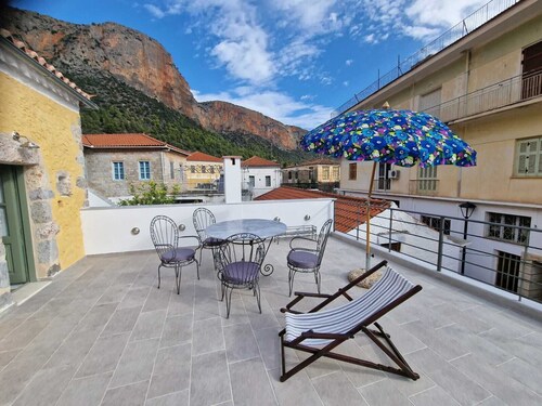 Renoviertes  Steinhaus im Zentrum von Leonidion mit zwei Wohneinheiten