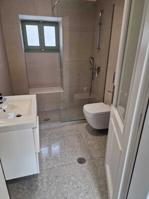 Hair dryer, towels, toilet paper - Renoviertes Steinhaus im Zentrum von Leonidion mit Zwei Wohneinheiten (Leonidi)