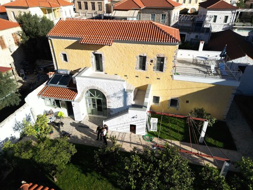 Renoviertes Steinhaus im Zentrum von Leonidion mit Zwei Wohneinheiten