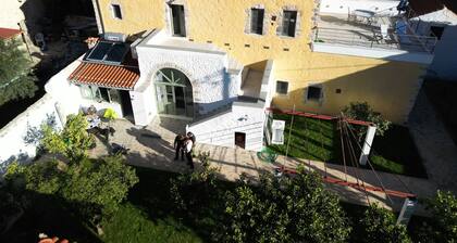 Renoviertes Steinhaus im Zentrum von Leonidion mit Zwei Wohneinheiten