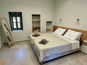 1 slaapkamer, een kluis op de kamer, een strijkplank/strijkijzer