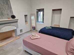 1 chambre, fer et planche Ă repasser, Wi-Fi gratuit, draps fournis
